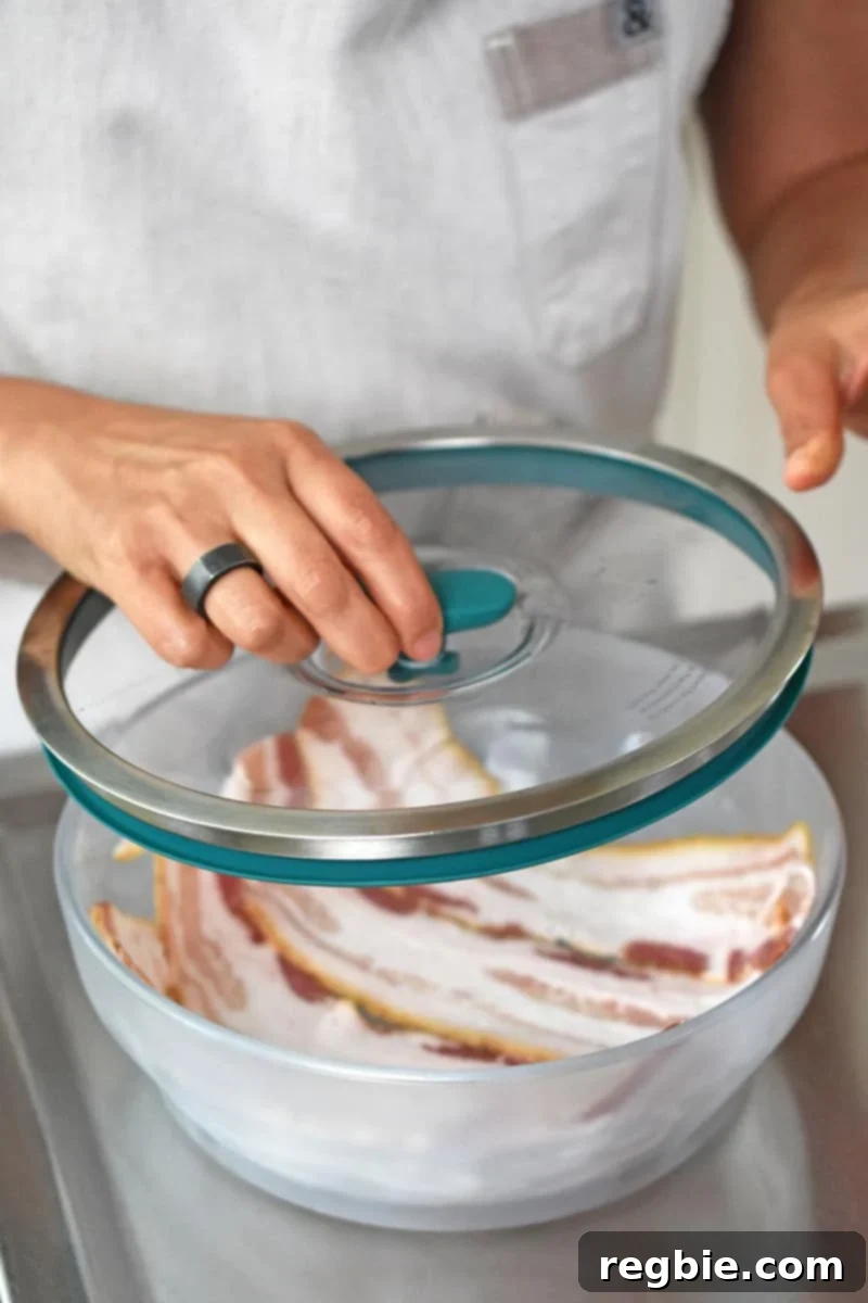 Master Crispy Microwave Bacon: Clean and Waste-Free 6 Covering the container with four bacon slices with a glass lid