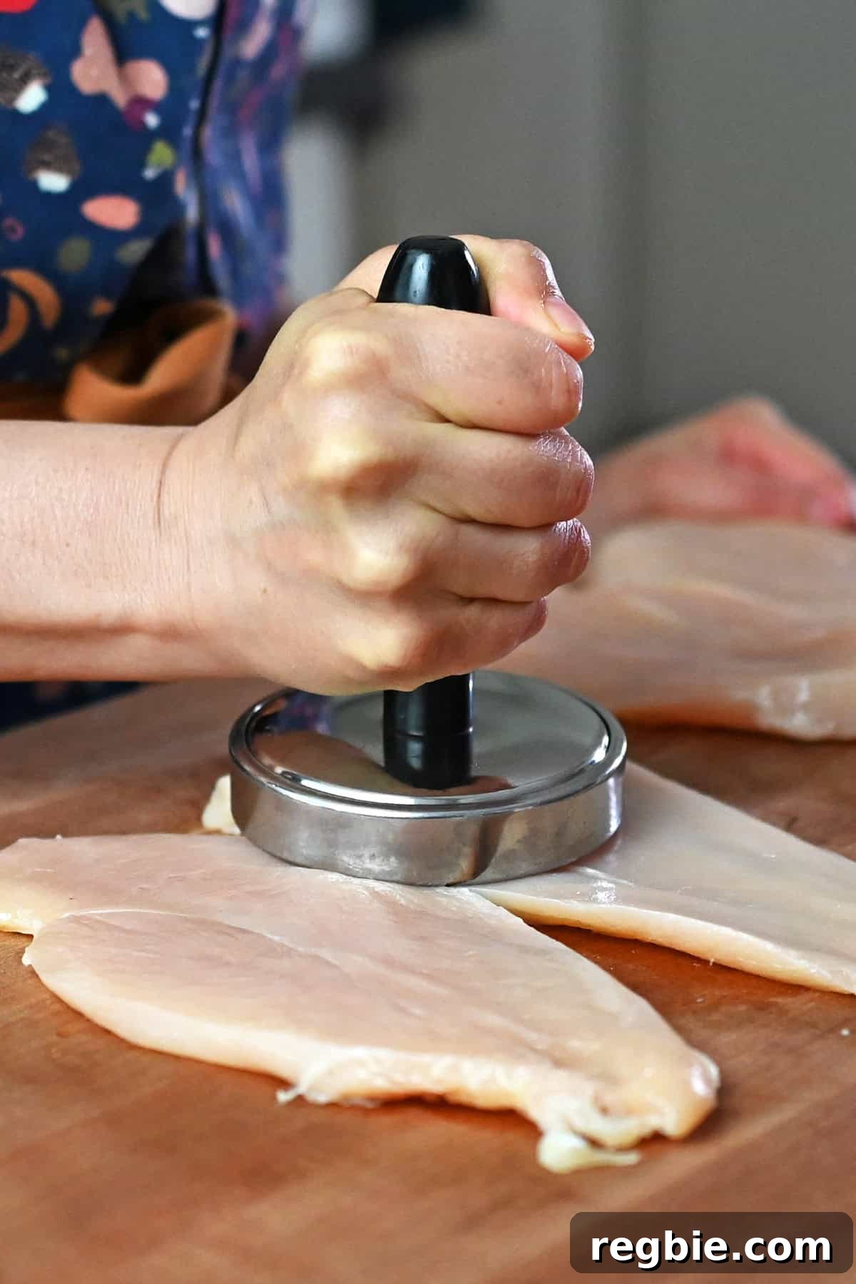 How I Cook Juicy, Tender Chicken Breasts Every Time 6 Pounding thinly cut boneless skinless chicken thighs with a meat pounder.
